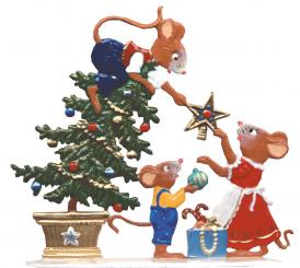 Une famille de souris décore son arbre de Noël 