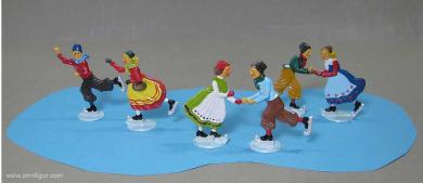 Kindergruppe: 6 Kinder beim Schlittschuh laufen 