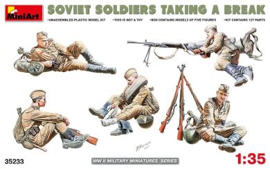 Soldats russes - se reposant 
