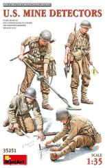 Soldats américains en train de déminer 