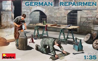 Deutsche Soldaten beim Reparieren 