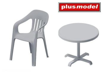 Plastikstühle und Tisch 