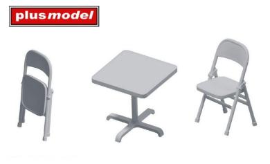 Klappstühle und Tisch 