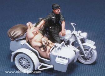 Soldat à moto avec cochon 