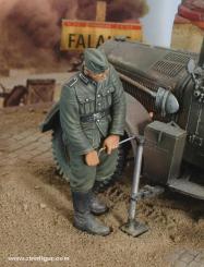 Deutscher Infanterist mit Wagenheber. 