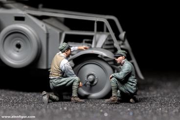 Des soldats italiens en train de changer un pneu 