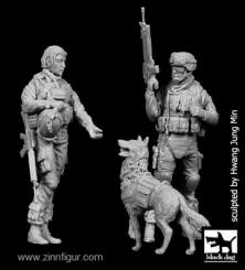 Soldats américains avec chien 