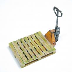 Hubwagen mit Holzpalette 