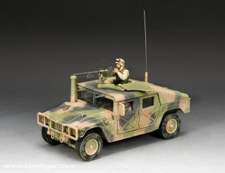 M1025 Humvee mit feuerndem Schütze 