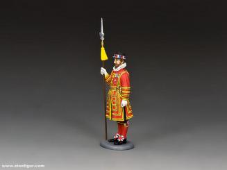Yeoman of the Guard mit Partisane - stillgestanden 