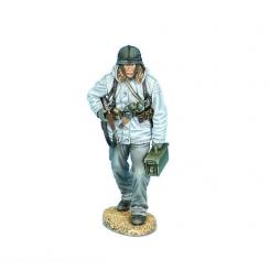Panzergrenadier mit Gewehr 43 und Munitionskiste 