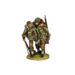 Britischer Airborne Soldat mit Verwundetem 