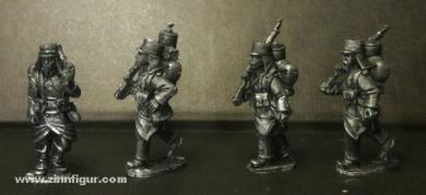 Fremdenlegionäre mit Képi und Sonnenschutz, Rucksack, marschierend 