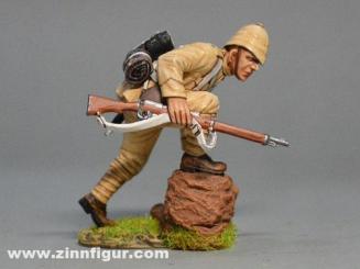 Fantassin britannique grimpant sur un rocher 
