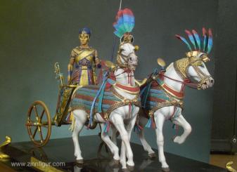 Ramses II. auf einem zweispännigen ägyptischen Streitwagen 