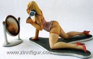 Femme allongée devant un miroir 