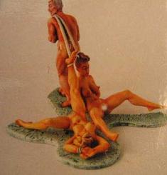 Homme avec deux femmes ligotées 