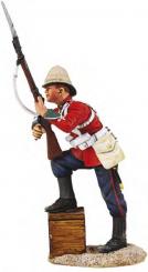 Soldat des 24th Foot mit Fuß auf Kiste gestützt 