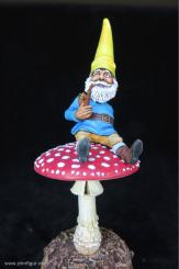 Zwerg auf Fliegenpilz 