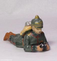 Offizier mit Feldstecher liegend 