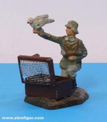 Soldat Brieftaube auflassend 