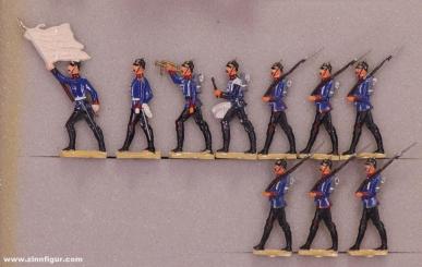 Soldats à casque à pointes en marche 