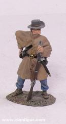 Konföderierter Infanterist im Mantel ladend 