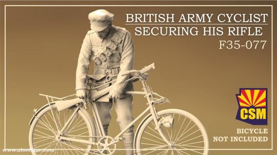 Un soldat britannique attache son fusil à son vélo 