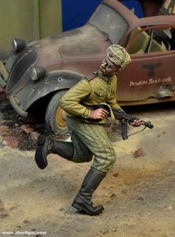 Sowjetischer Soldat mit PPS-43, rennend - Berlin 1945 