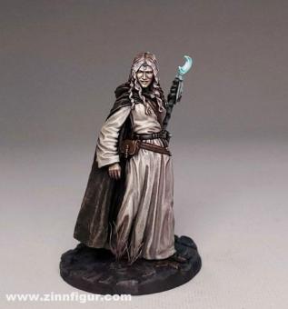 Mage marchant avec bâton 