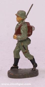 Soldat im Marsch mit Tornister 