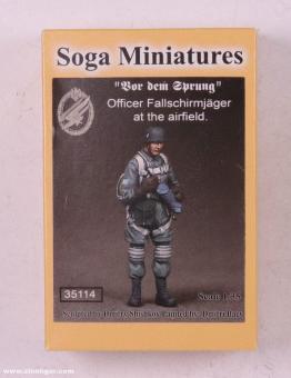 Fallschirmjäger Offizier auf dem Flugfeld 